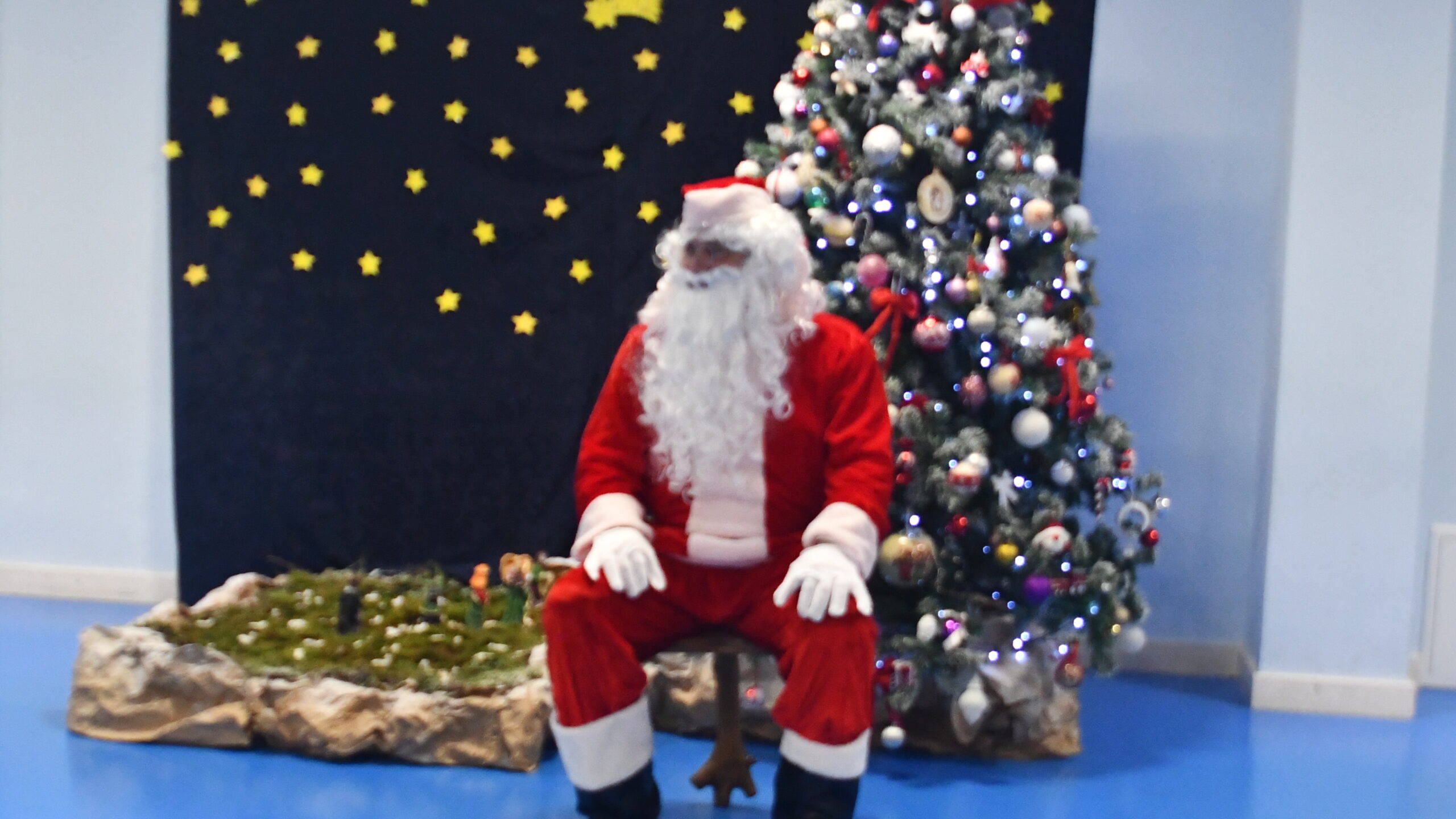 Djed Božićnjak u Osnovnoj školi Ivana Mažuranića Posušje